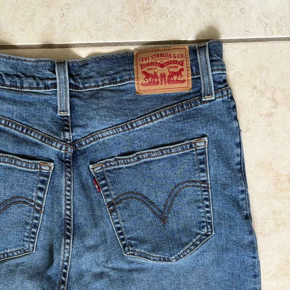 Levi's Women's Straight Leg Blue Jeans - Picture 4 of 10